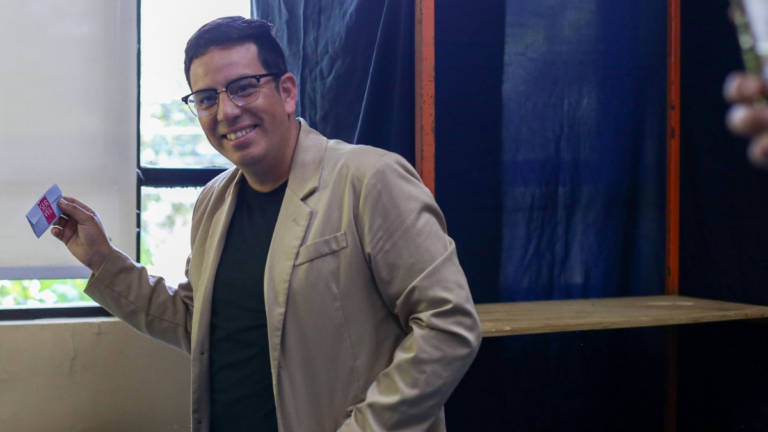 Matías Toledo subirá sueldo a funcionarios municipales de Puente Alto.