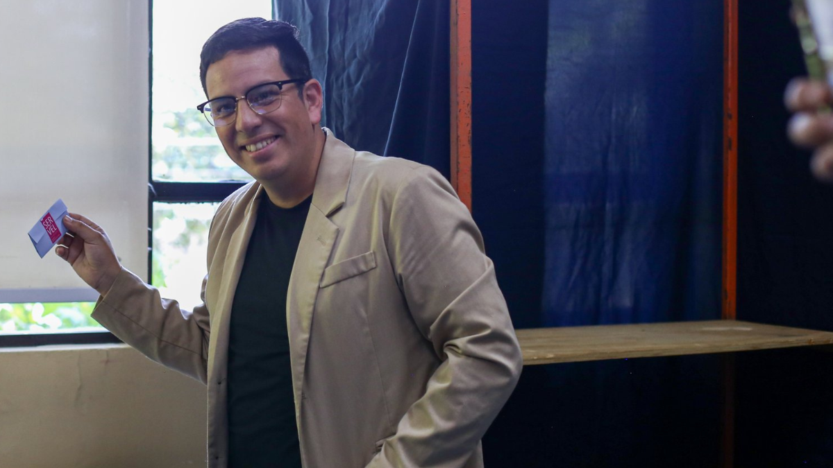 Matías Toledo subirá sueldo a funcionarios municipales de Puente Alto.