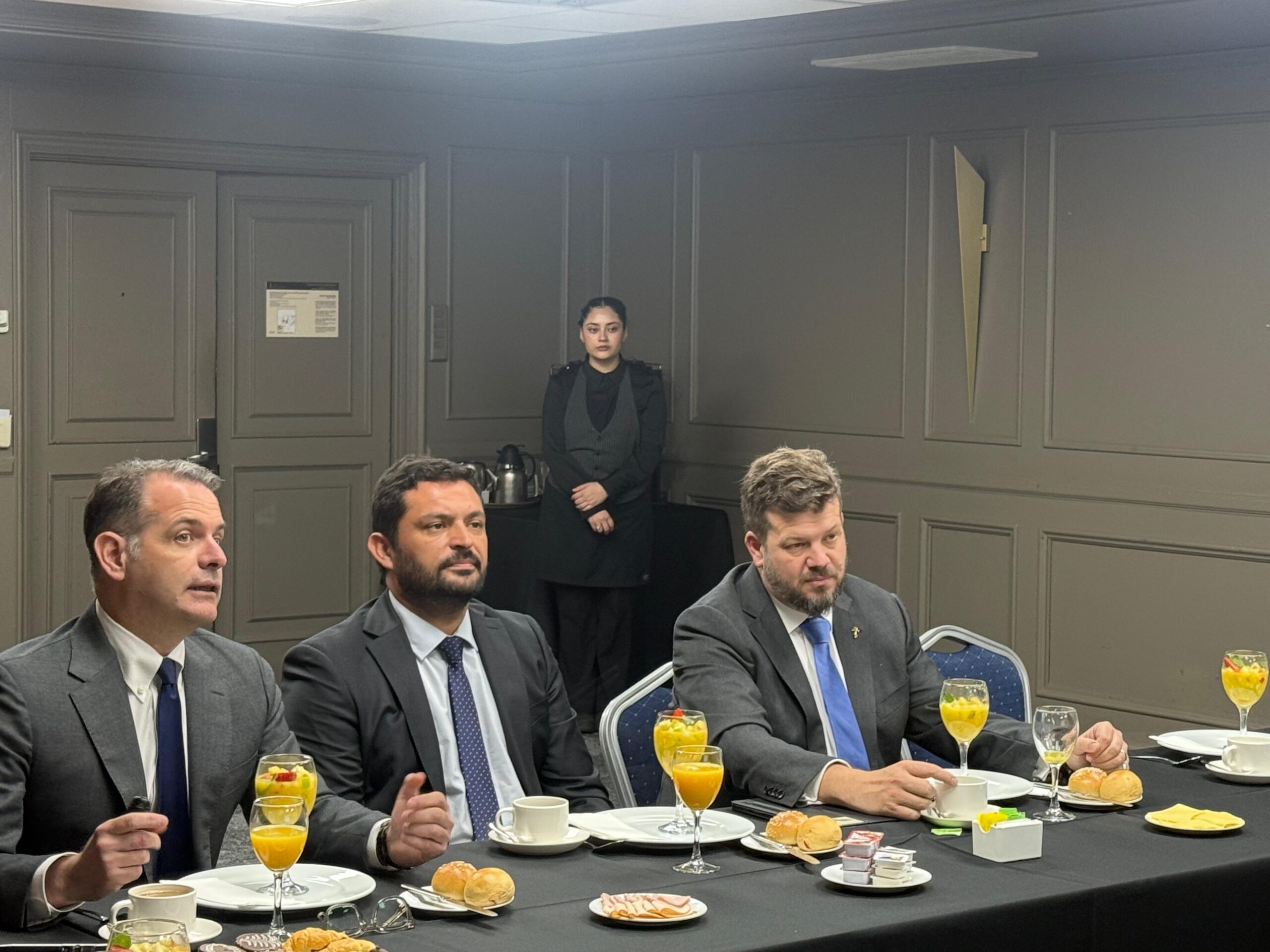 Johannes Kaiser entrega propuestas al gremio de generadoras eléctricas en su primer encuentro con la industria.